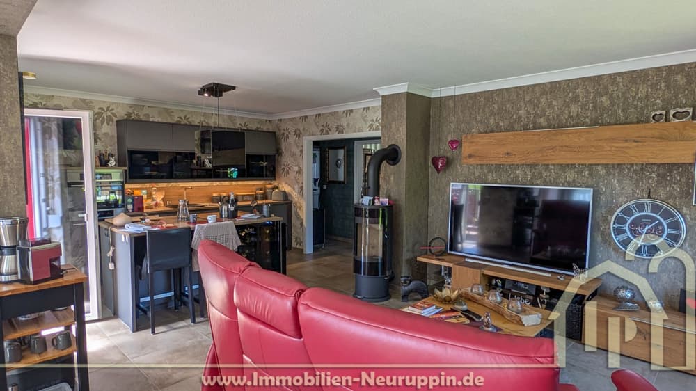 Wohnzimmer mit offener Küche